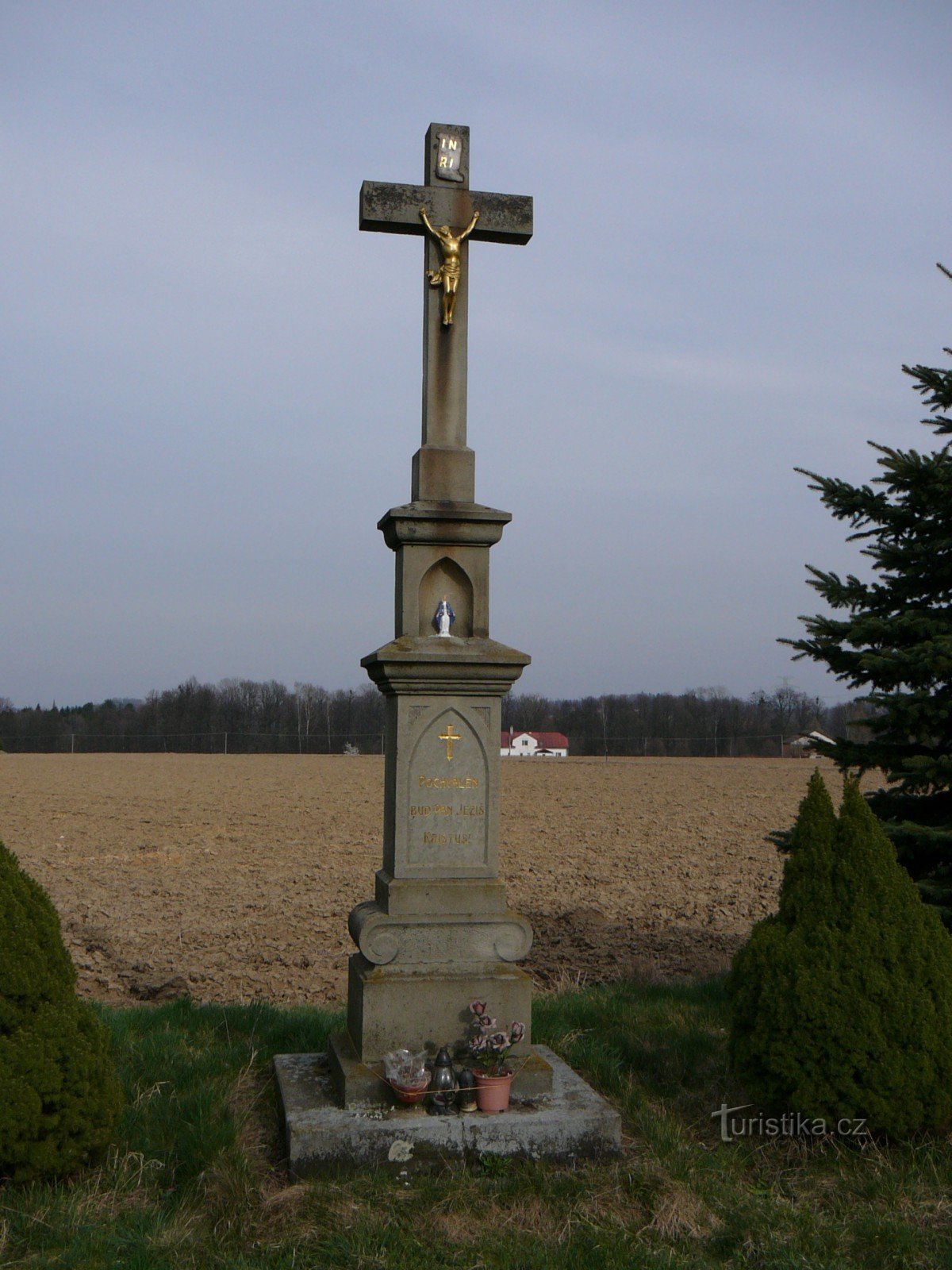 krzyż przy dzwonnicy Kocurovice