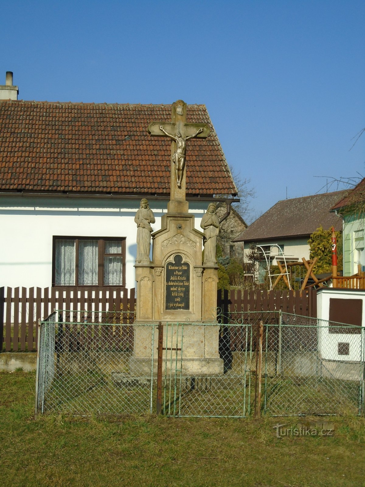 Kreuz in der Nähe des Glockenturms (Bukowina)