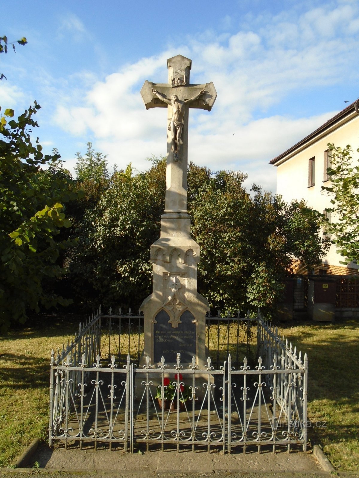 Korsa nära klocktornet (Vysoká nad Labem)