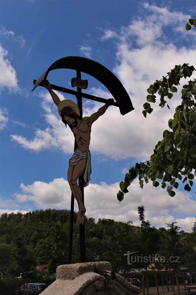 Croix dans le parc du monastère