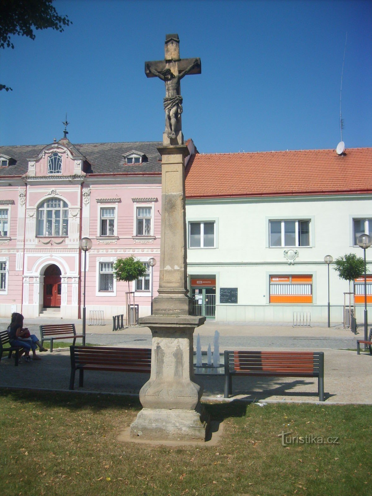 krzyż na środku placu św. Andrzeja