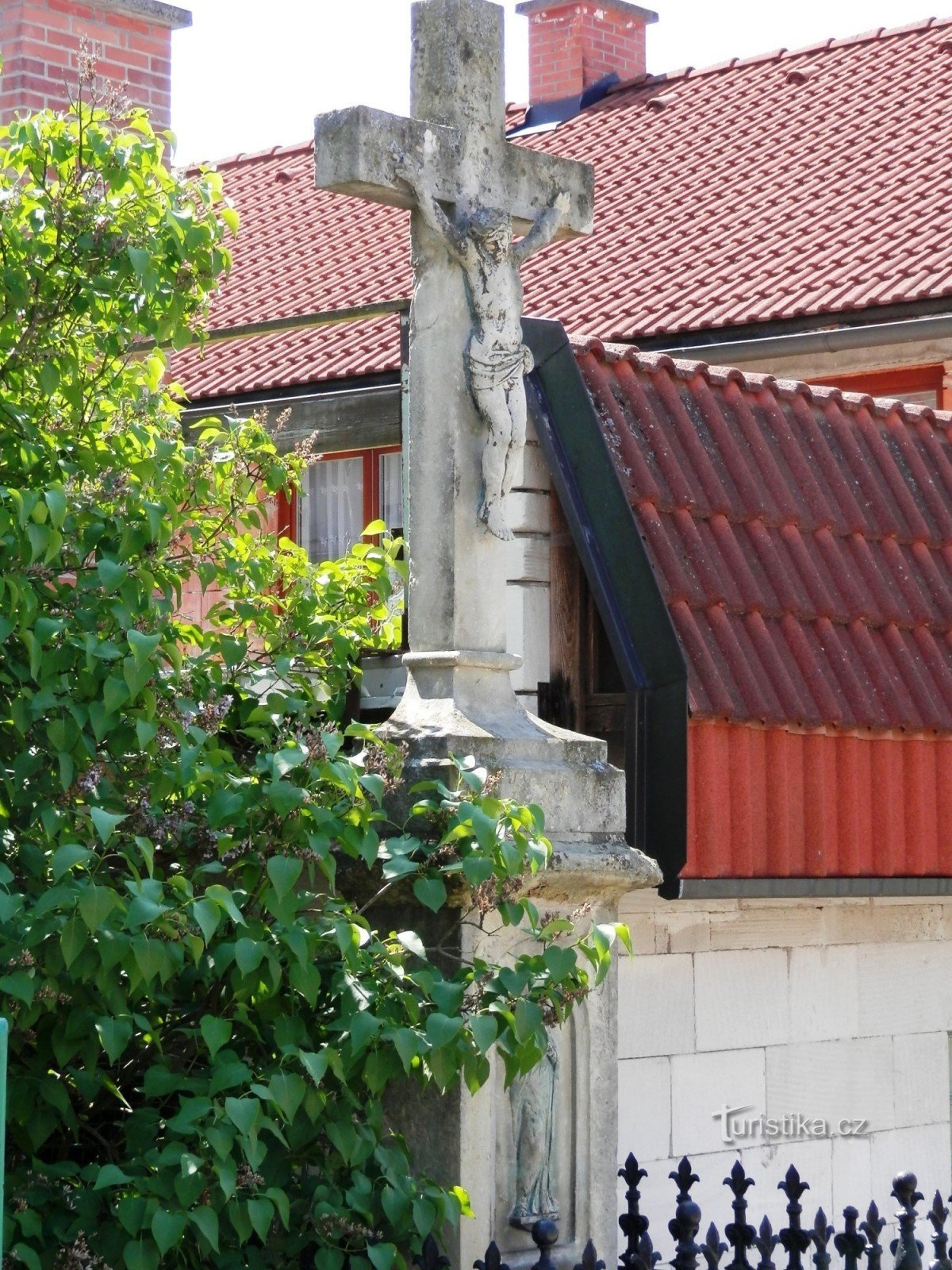 Kreuz neben der Kapelle