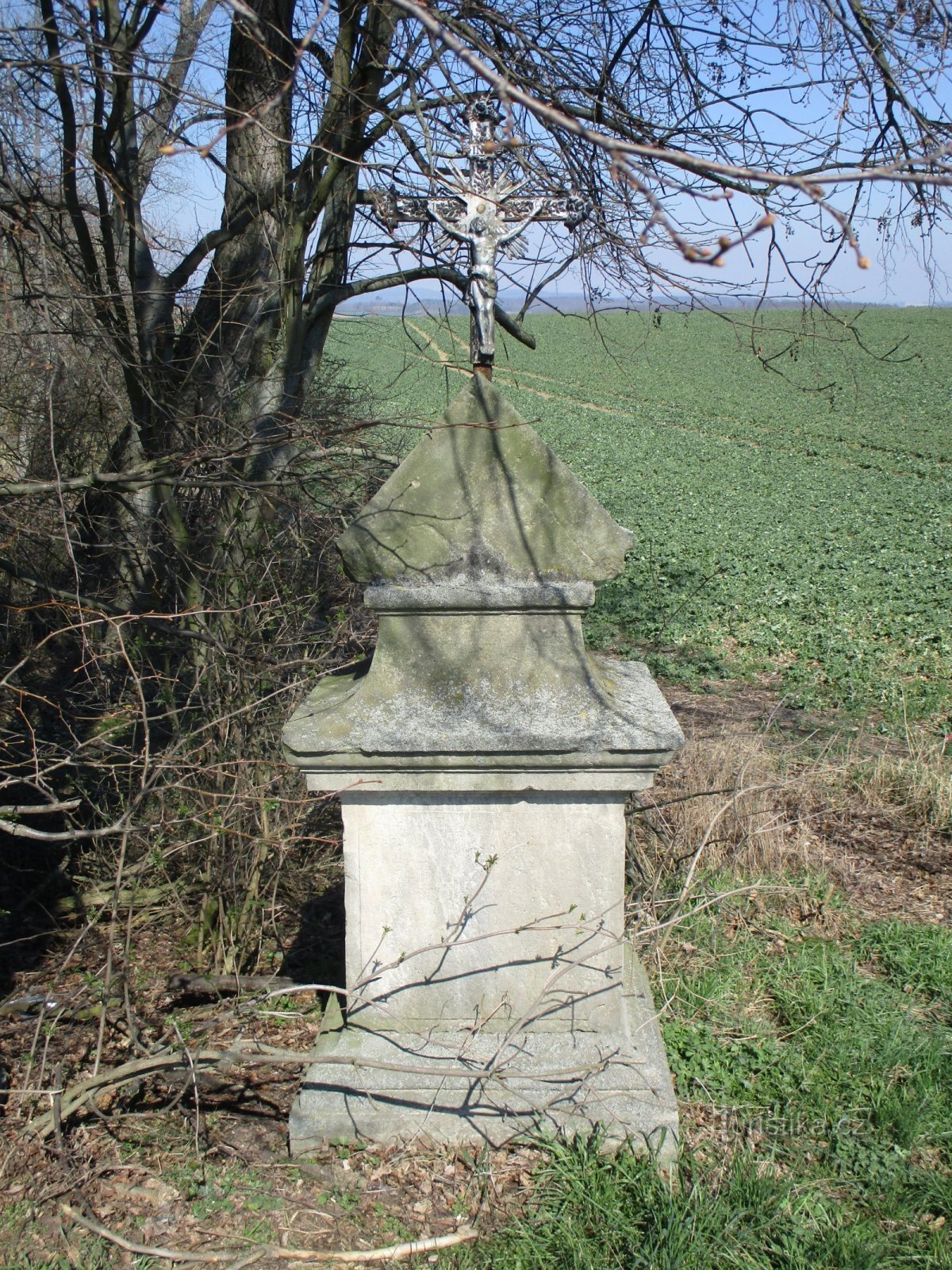 Cruz de 1833 en el sitio del antiguo cementerio en el camino a Račice nad Trotinou (Hořin