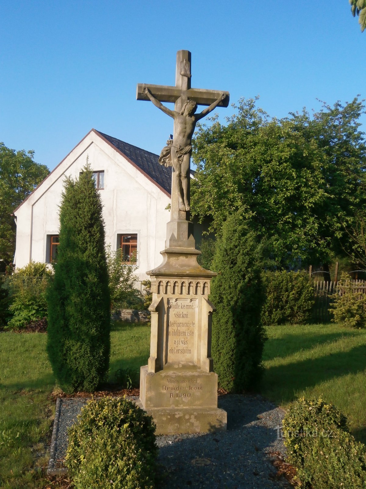 Croce del 1890 contro l'ex scuola (Hrádek, 26.5.2019/XNUMX/XNUMX)