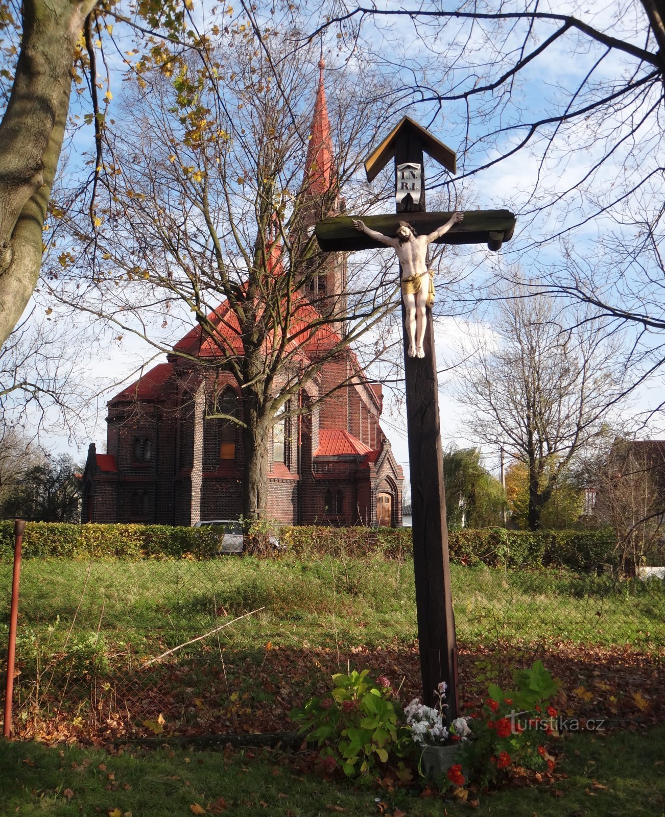 a cruz atrás da igreja, sobre a qual P. Bezruč escreve