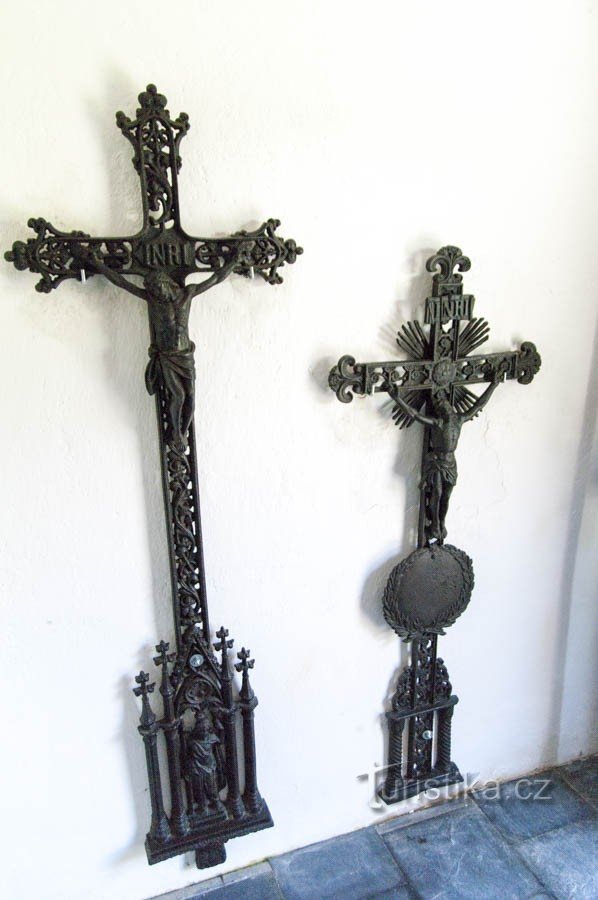 Die Kreuze am Eingang sind Produkte der örtlichen Eisenhütte