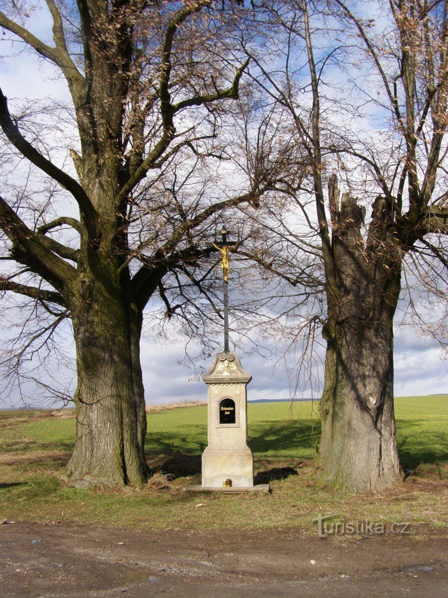 Croix et tilleuls commémoratifs près de Zaloňov