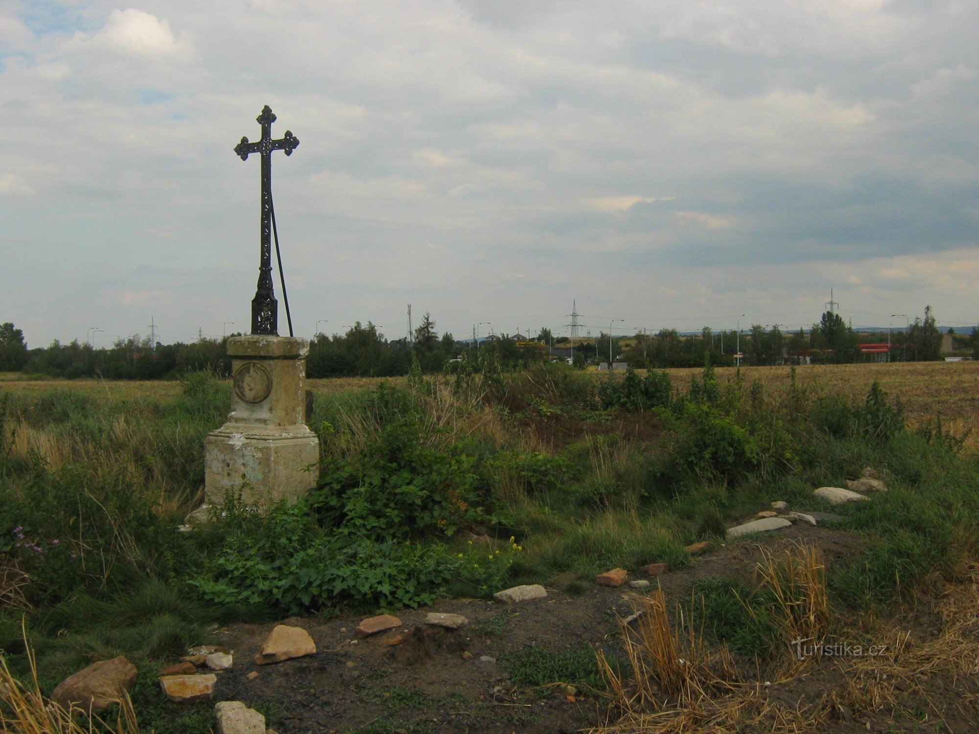 Kreuz und Blick auf die Autobahn D11 und Klánovice