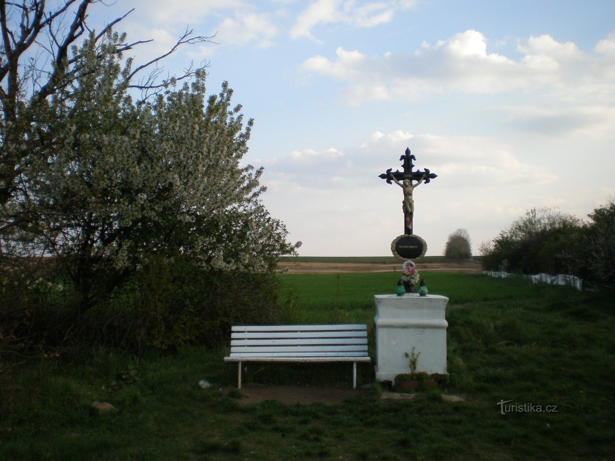 Křížek na południe od Cholupic