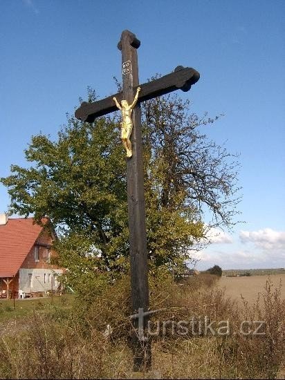 Croix : une croix de 1836 à l'extrémité est du village