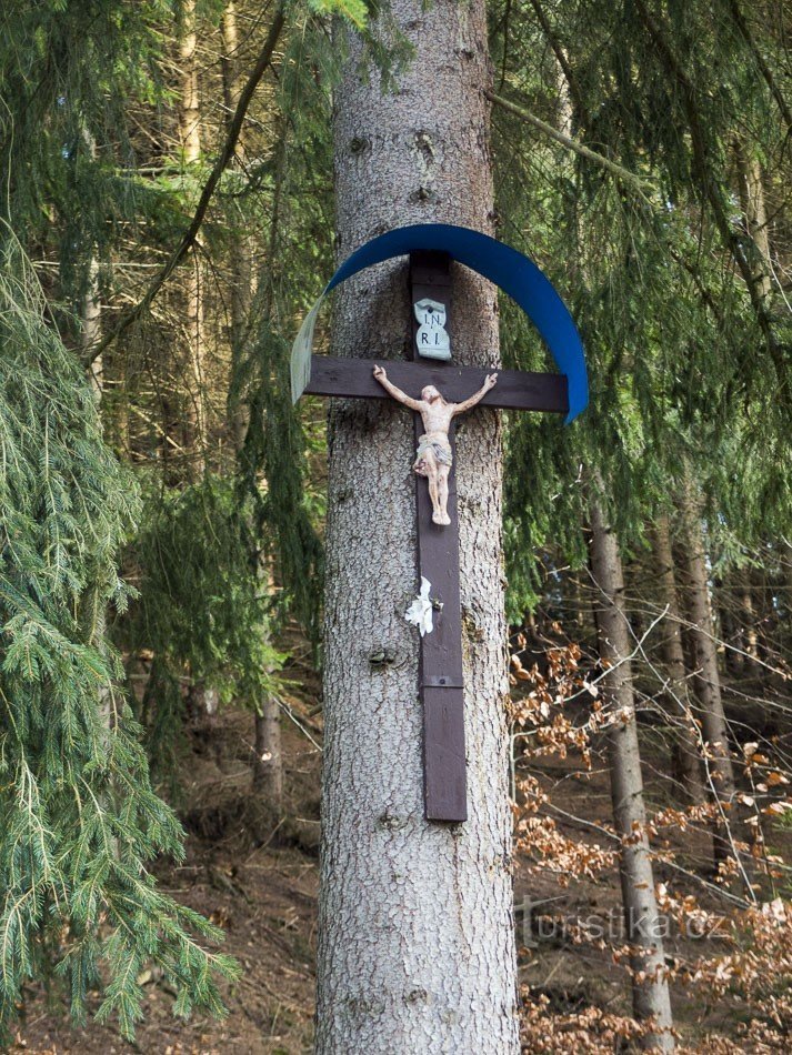 Une croix à l'orée de la forêt