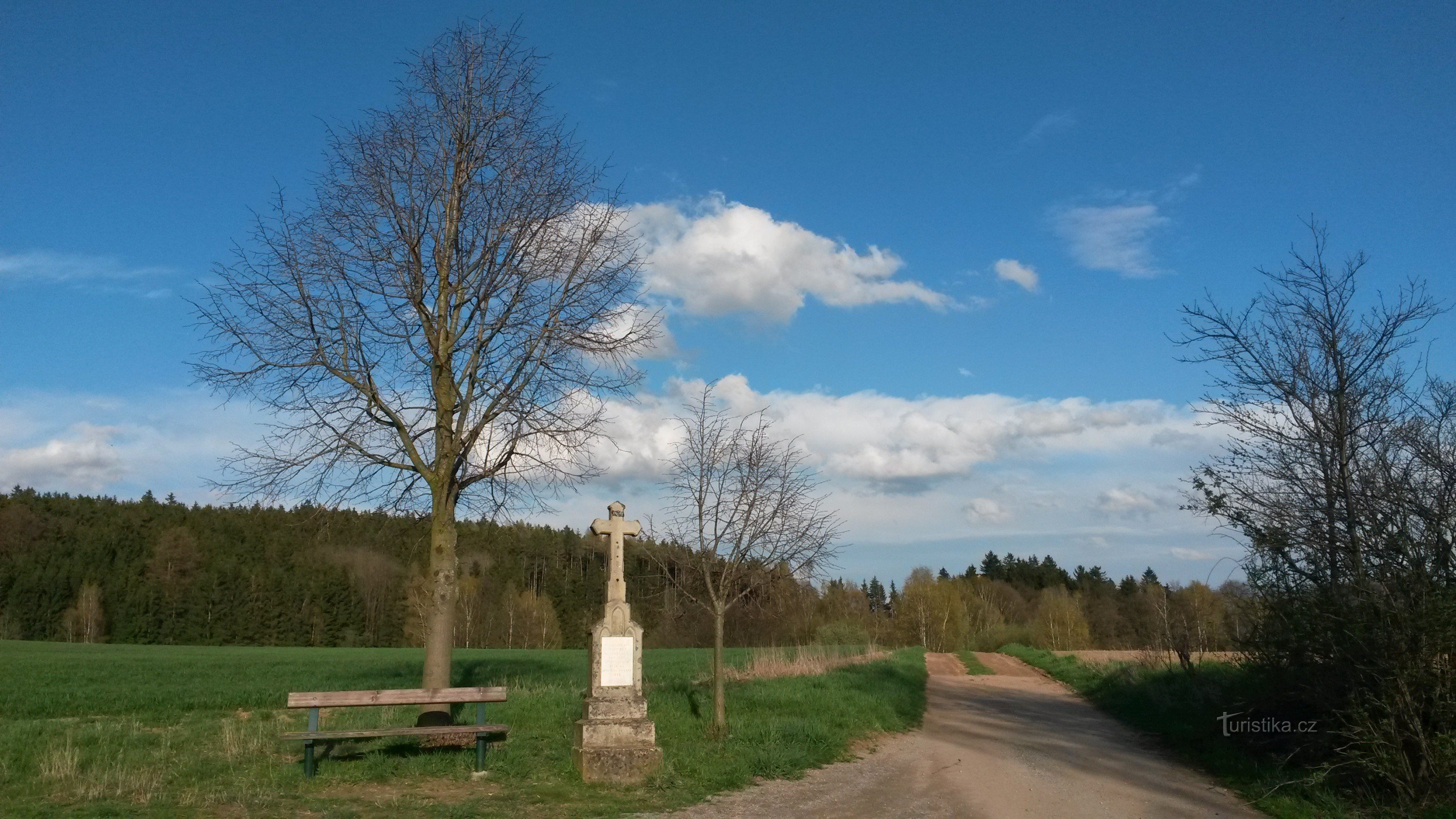 an der Kreuzung oberhalb des Dorfes in Richtung Zborná überqueren