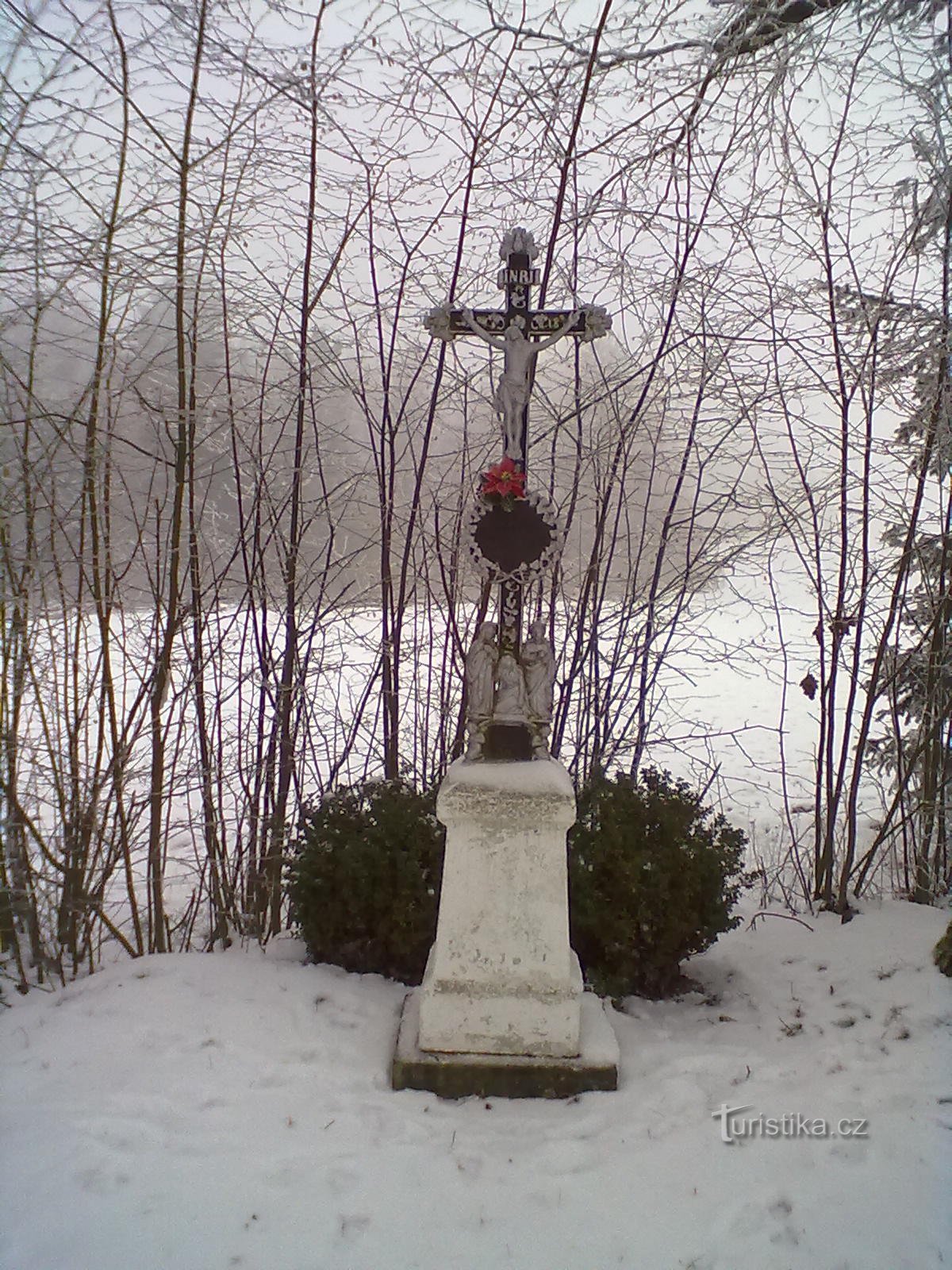 Křížek pe drumul spre satul Nová Buková.