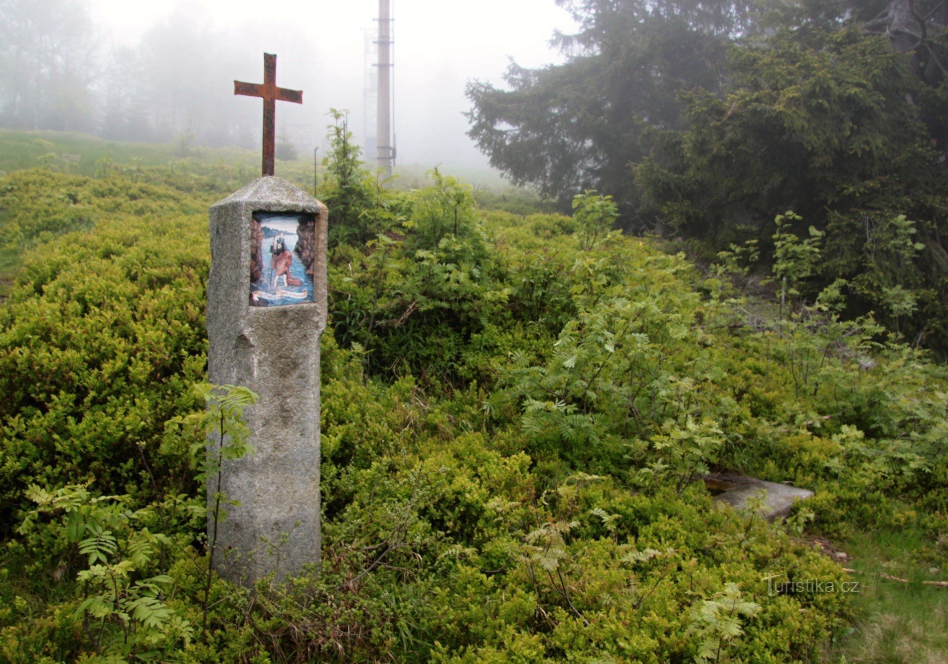 Cruz com um poço perto de Huťská Hora