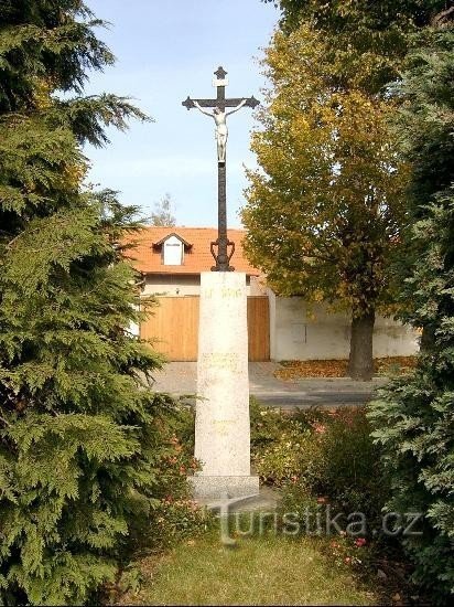 Křížek: severno od vasi