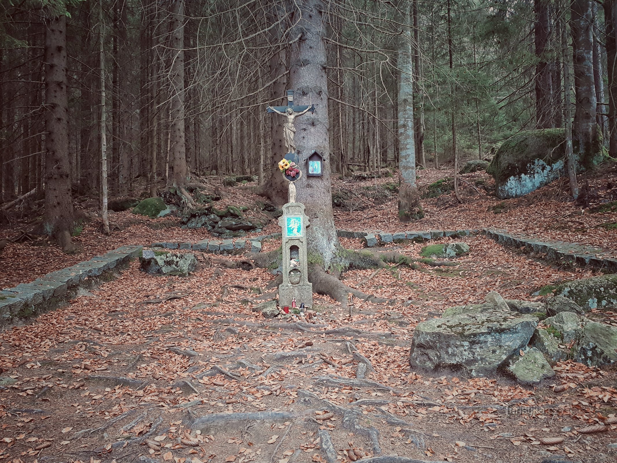 Kreuz an der Kapelle