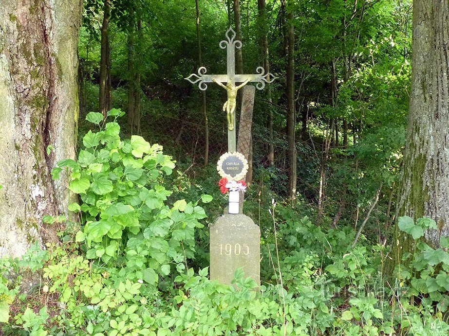 Křížek u blizini sela Lhůta