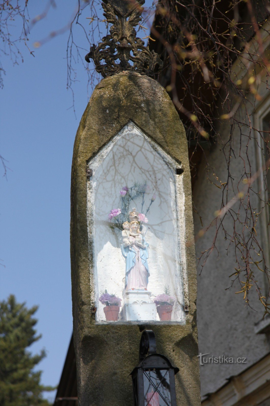 Křížek at the parking lot of the Ostaš cottage settlement