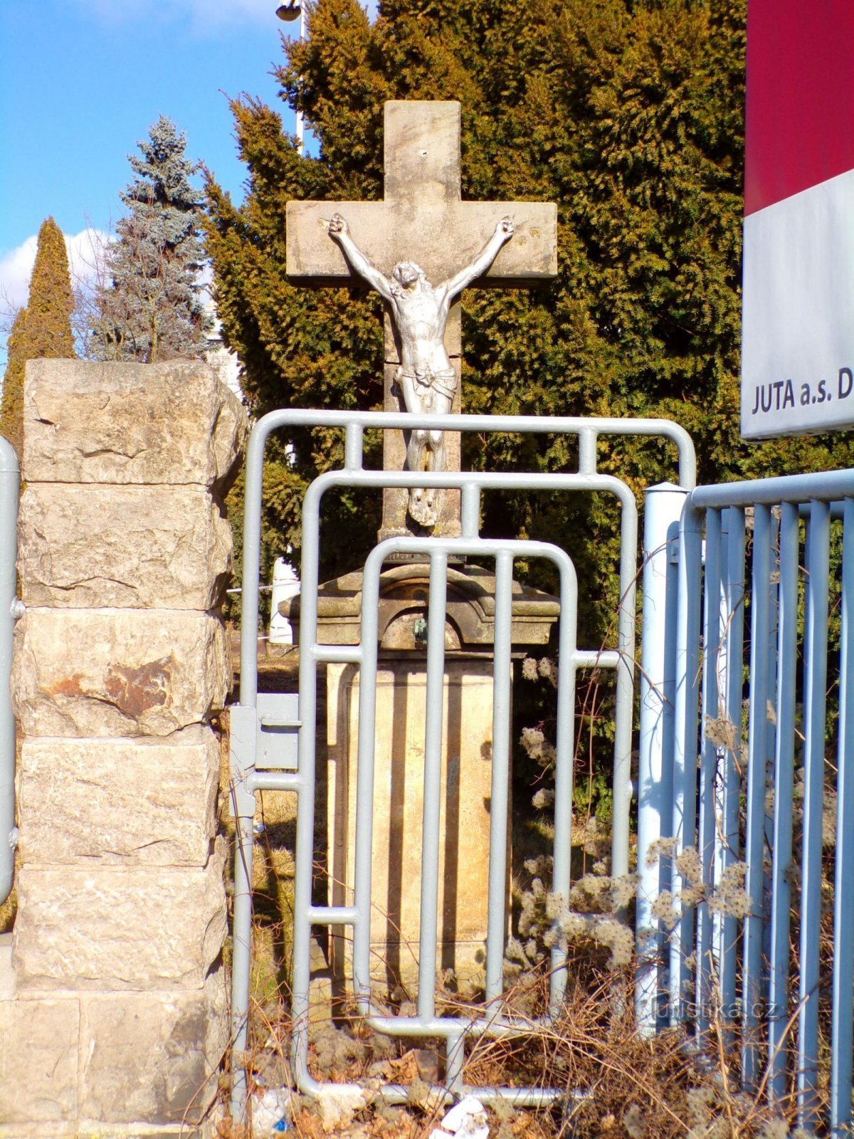 Хрест на вході до кампусу JUTA (Яромерж, 12.2.2022)