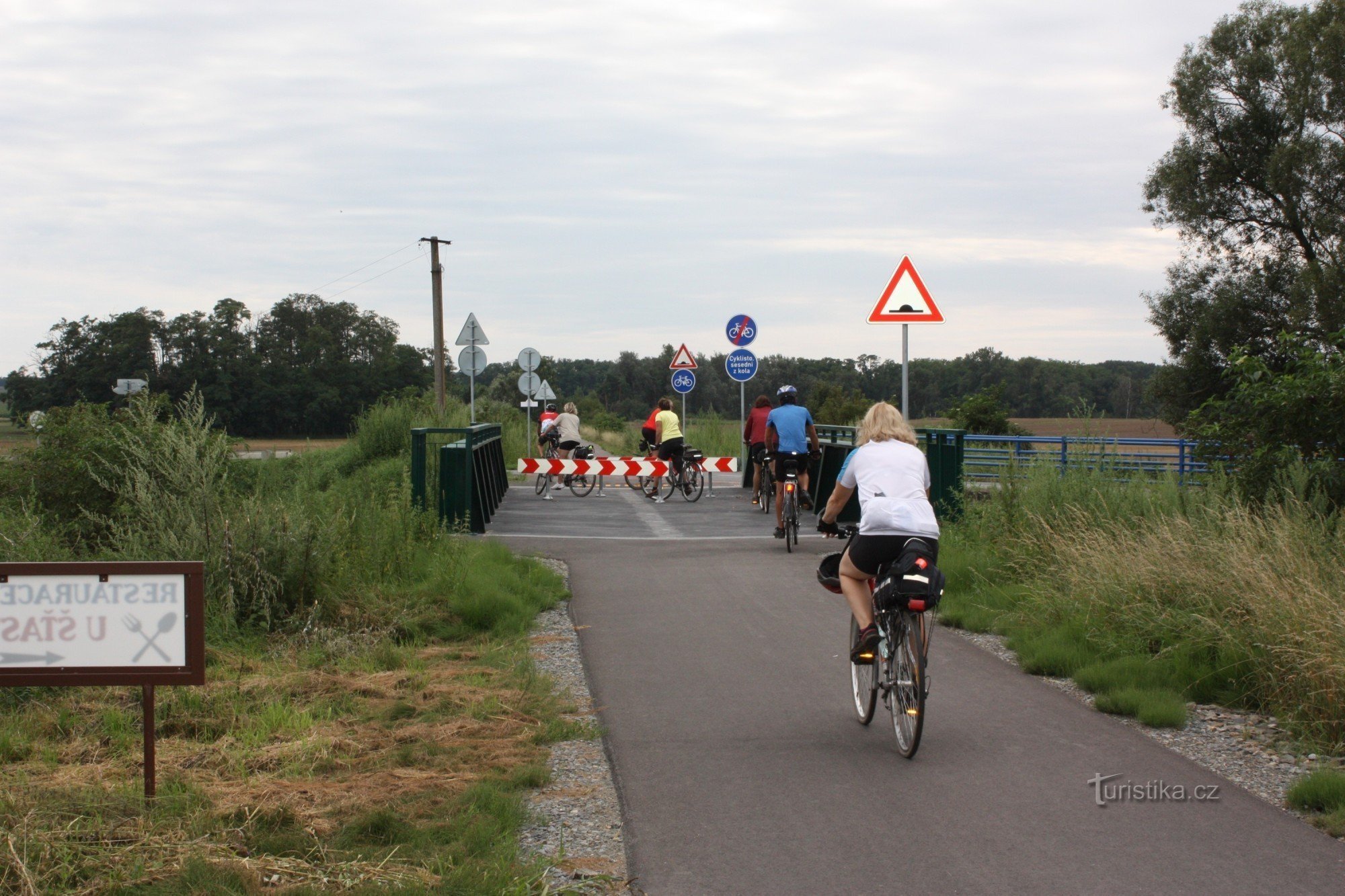 Muténka oversteken met de weg