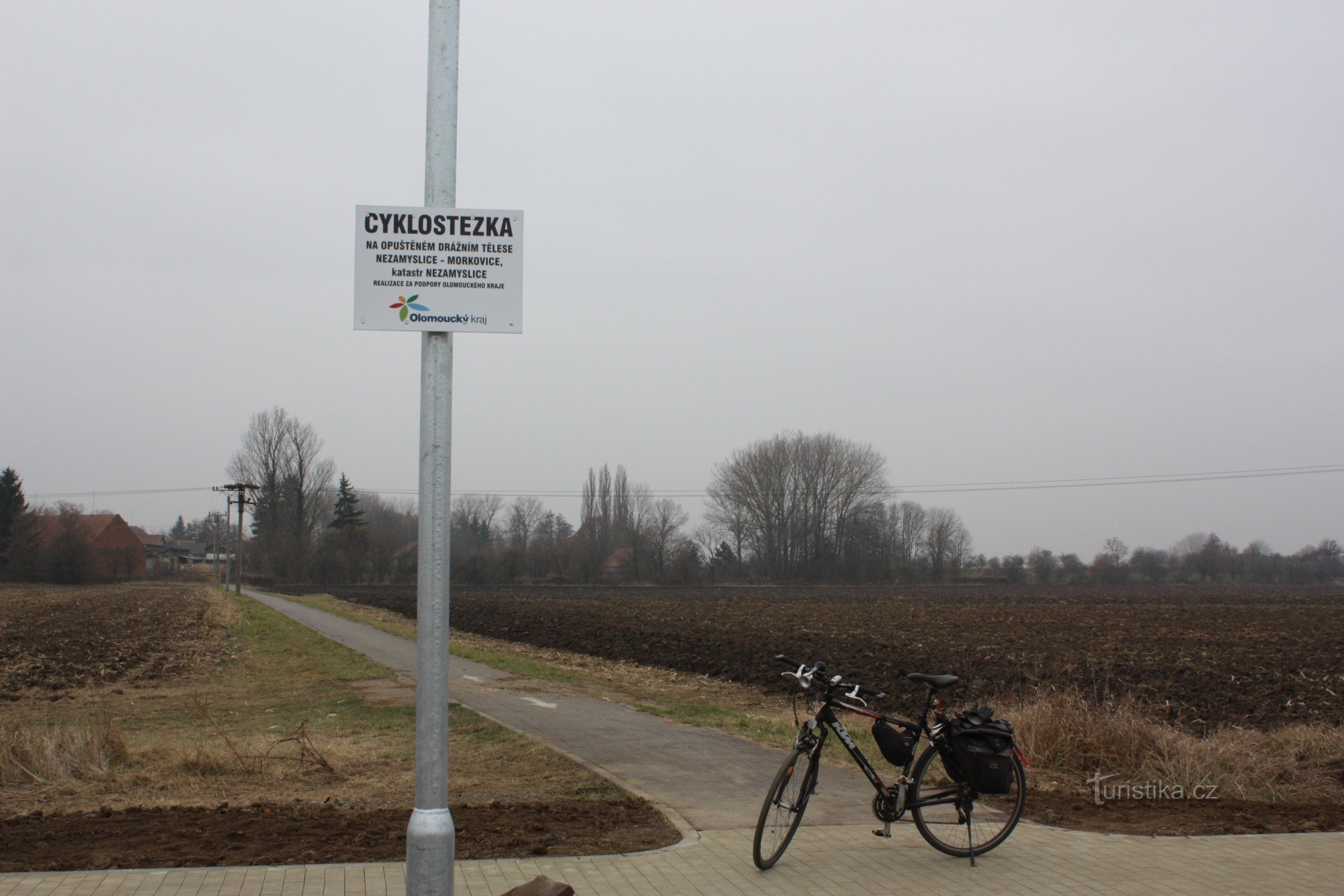Az eredeti és az új kerékpárút kereszteződése Těšice közelében