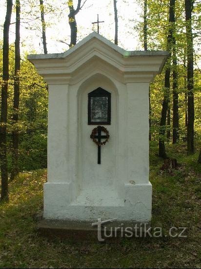 十字架の道 Chudčice: 十字架の道の別の停留所 - イエスは k の下で XNUMX 度目に倒れる