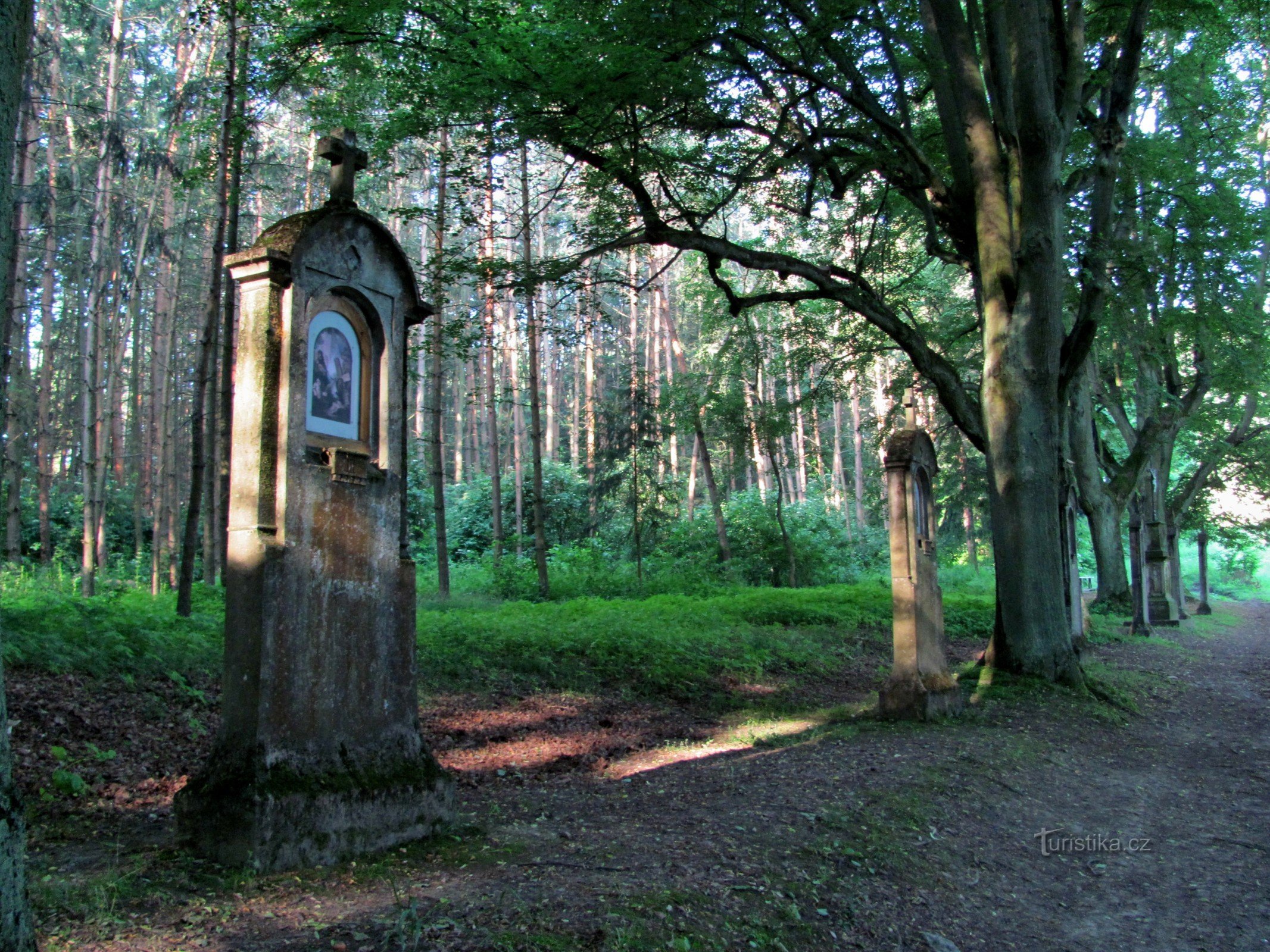 Stations van de kruisweg in de buurt van Kostelíček