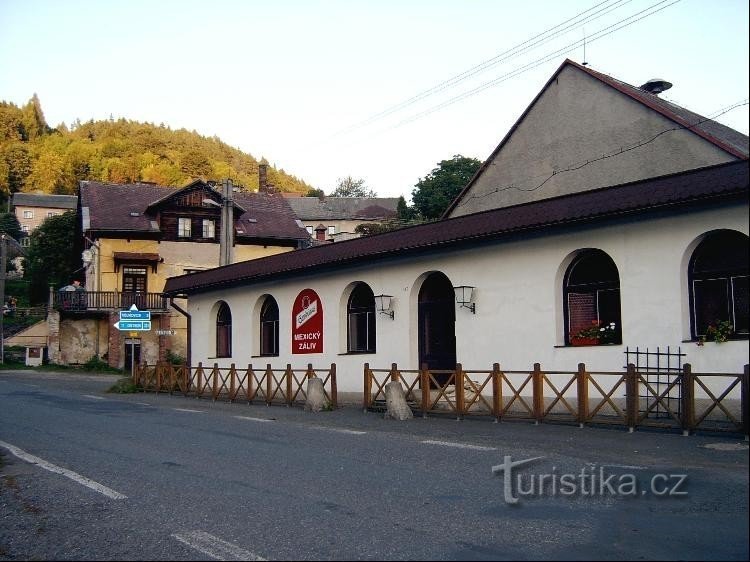 Stičišče in Mehiški zaliv: restavracija in križišče s cesto proti Ostrov nad Ohří