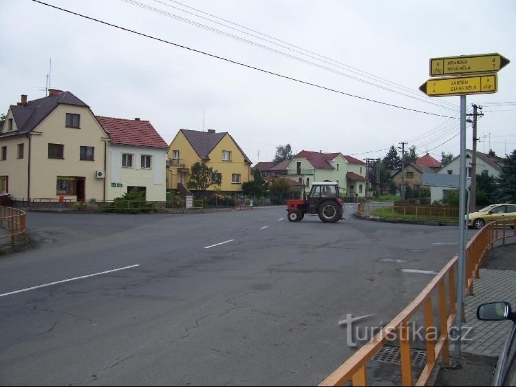 Raskrižje: Raskrižje kod općinske zgrade, smjer Paskov-Brušperk-Ostrava.