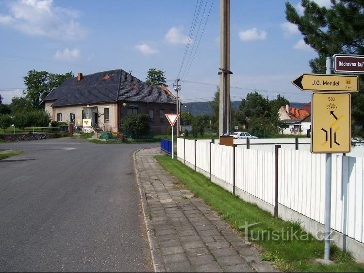 Kruispunt: Kruispunt in Vražné, links richting Mankovice, rechts Vražné-Hynčice