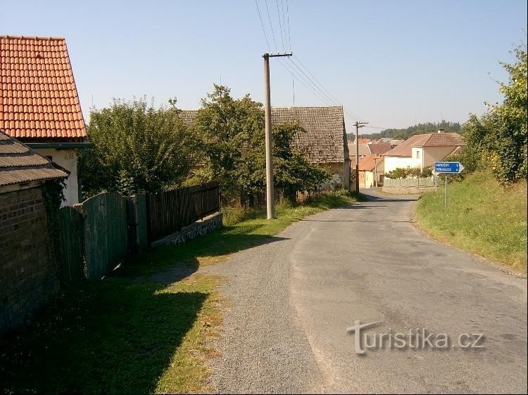 Encruzilhada: a parte nordeste da aldeia e a estrada para Příkosice e Mirošov