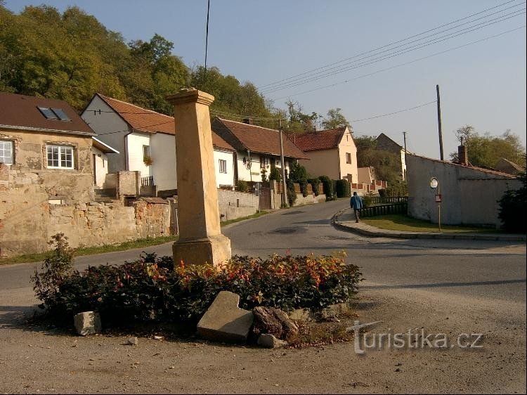 Kreuzung im Dorf: geradeaus - Straße nach Kralupa nad Vltavou, rechts nach Slatin oder Blevice
