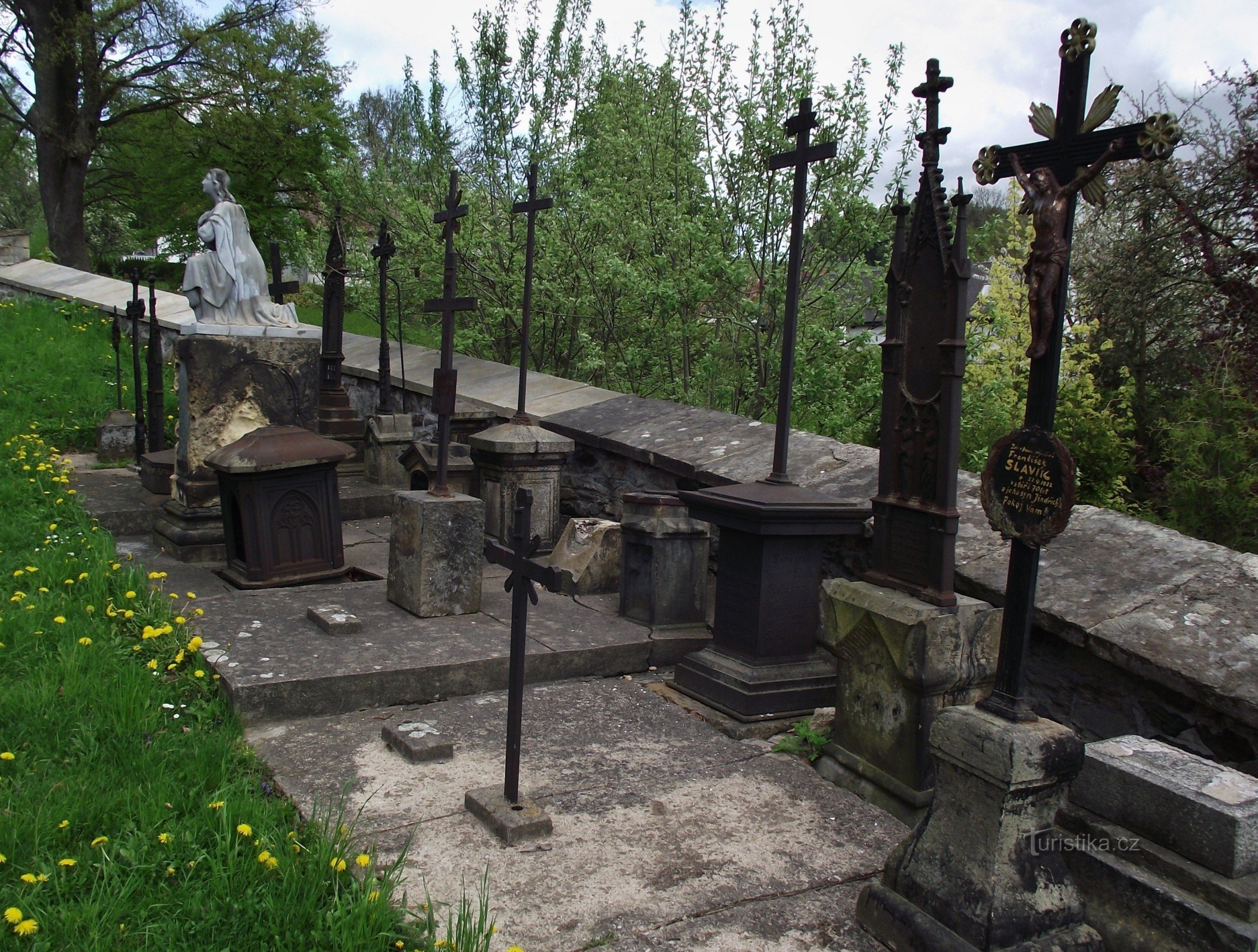 Kreuz Lapidarium auf einem katholischen Friedhof