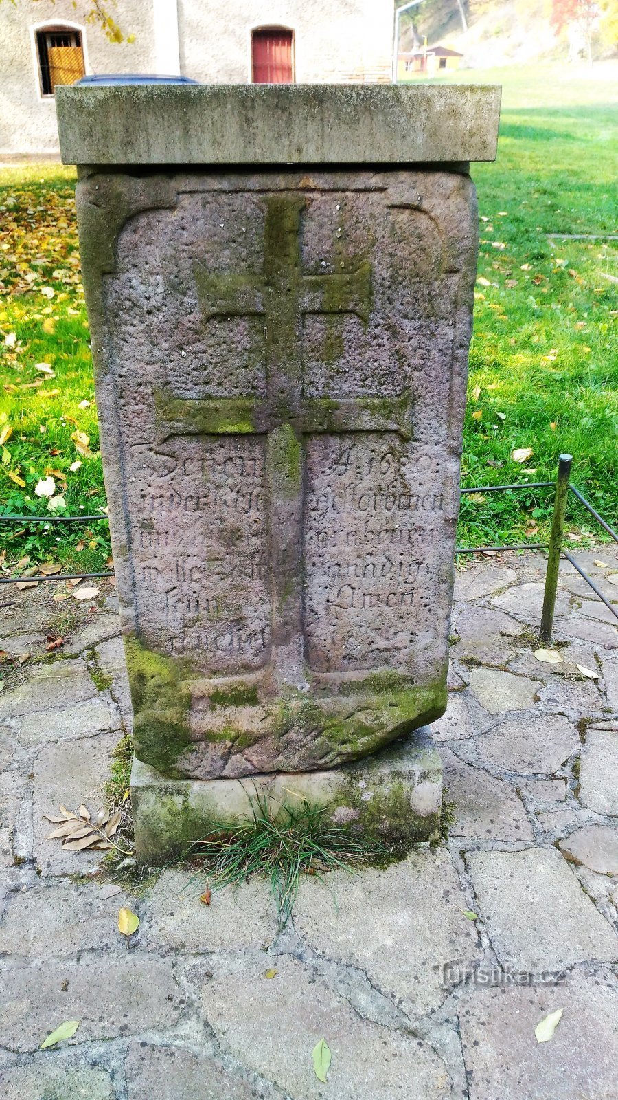 Cruz de pedra em Opárenské údolí.