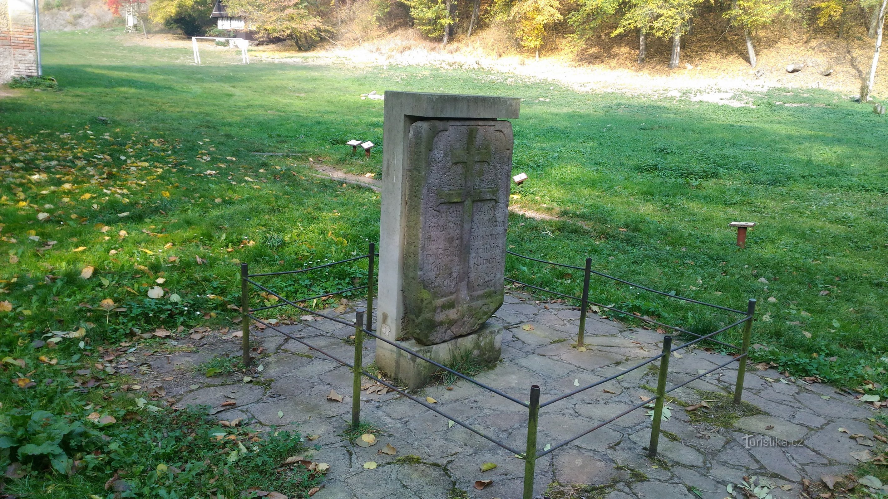 Kamień krzyżowy w Opárenské údolí.