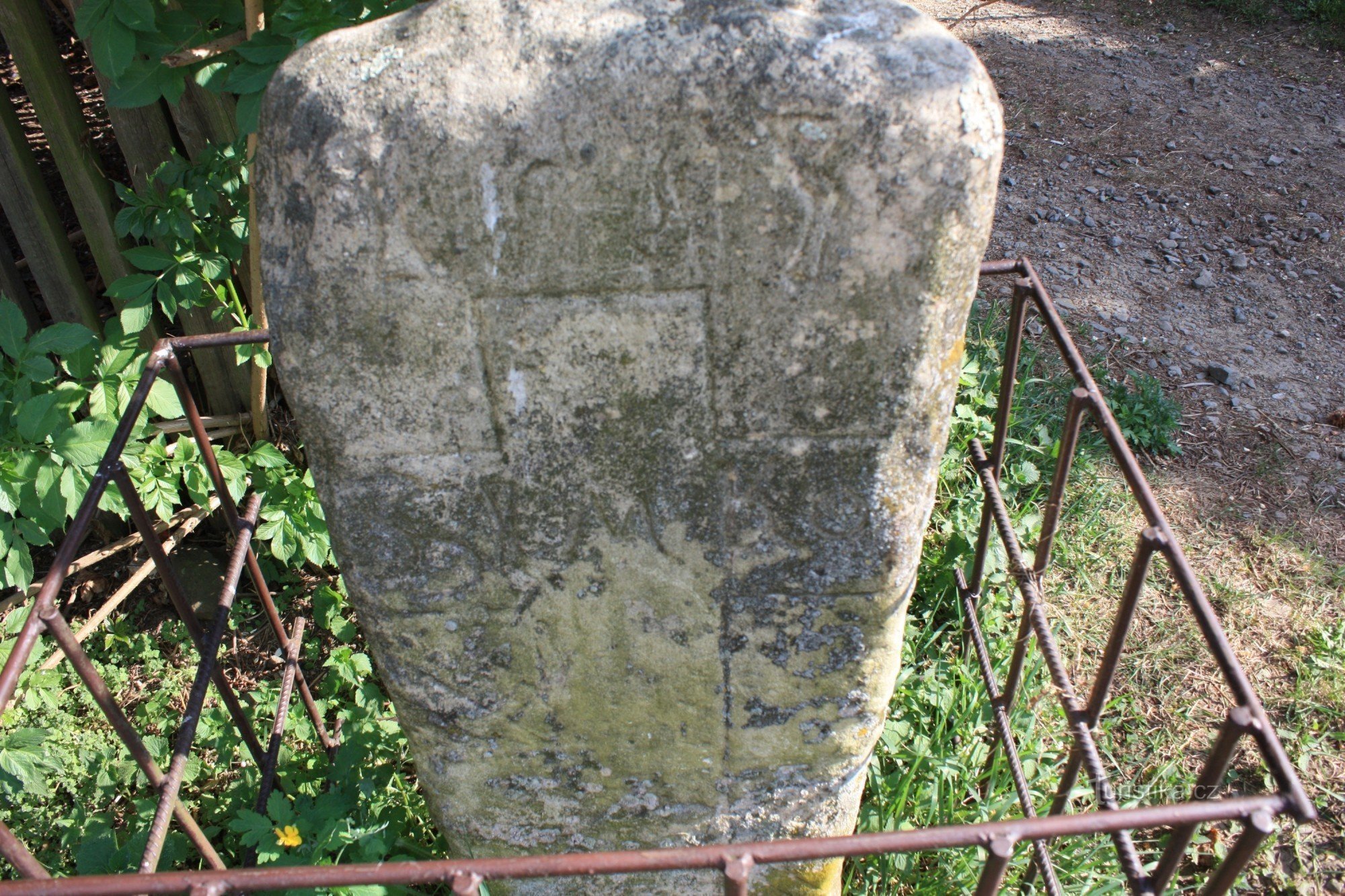 Croce di pietra a Pustimer