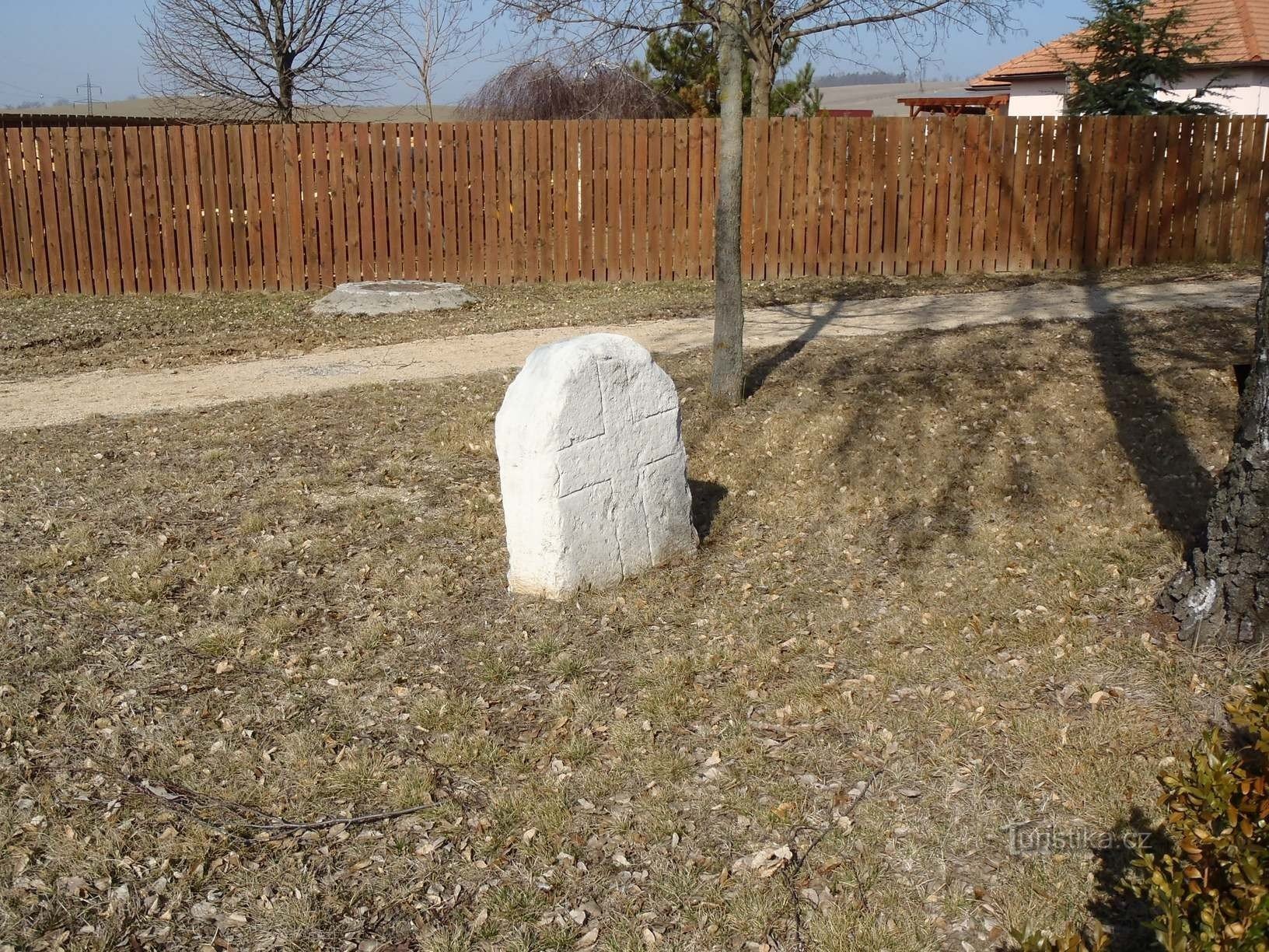 Cruz de piedra en Sivice - 17.3.2012