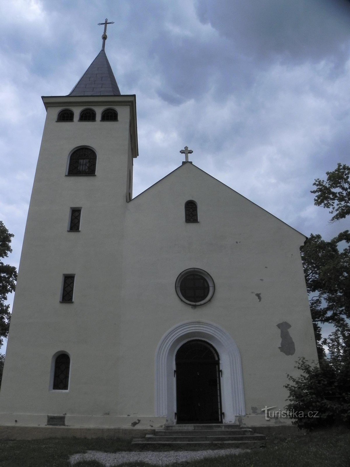 Křížový vrch, πύργος επιφυλακής και μπροστά από την εκκλησία