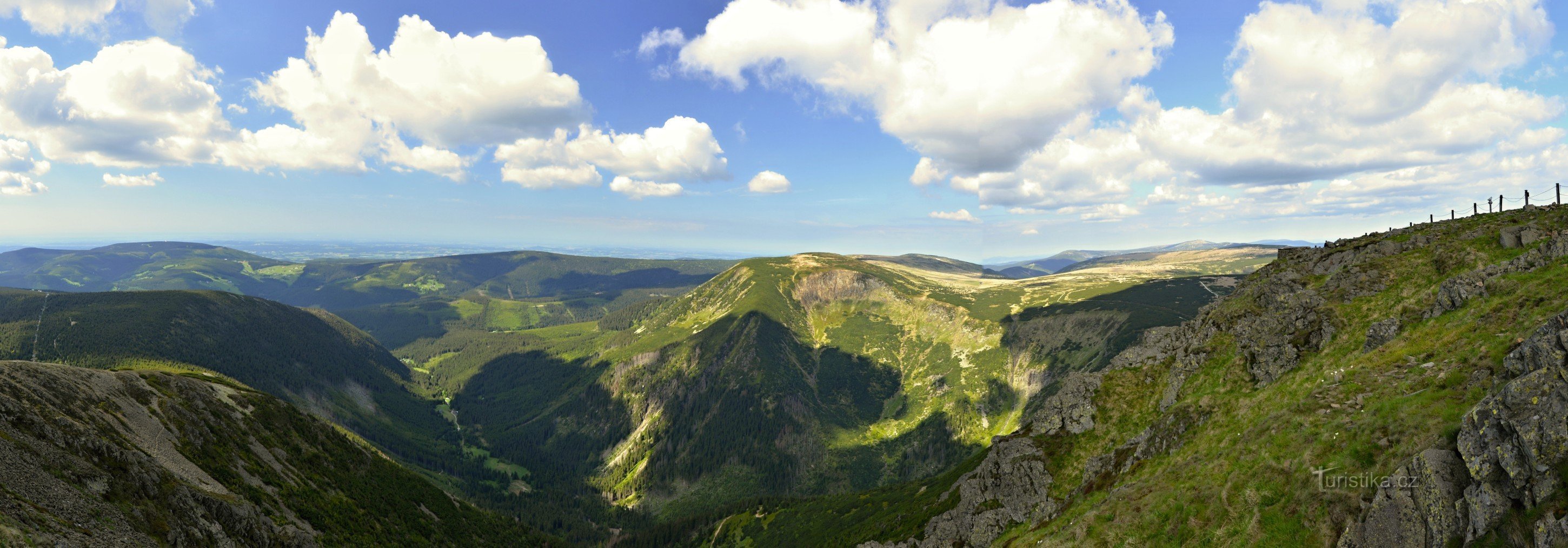 Krkonošebergen: panorama från Sněžka mot jättegruvan