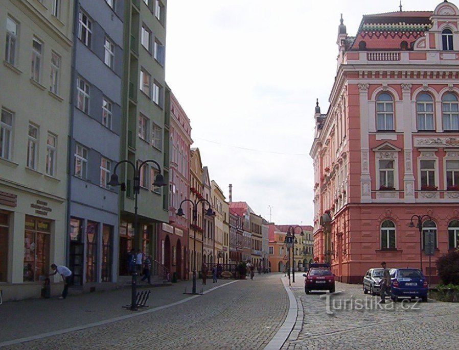 Krnov-Hlavní náměstí と市庁舎のある Hobzíkova 通り - 写真: Ulrych Mir.