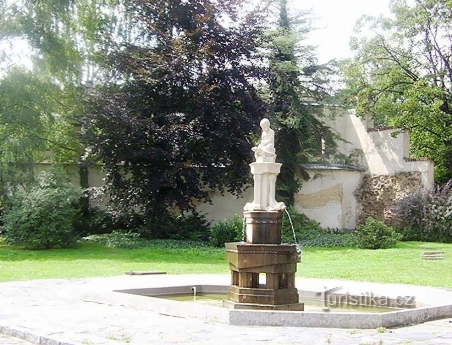 Fontaine de Krnov avec une statue de Cupidon près du mur suédois-Photo : Ulrych Mir.