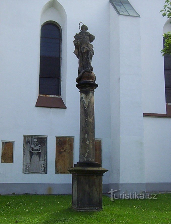 Krnov-mariánský sloup před gotickým kostelem sv.Martina s náhrobními deskamu-Foto:Ulrych Mir.