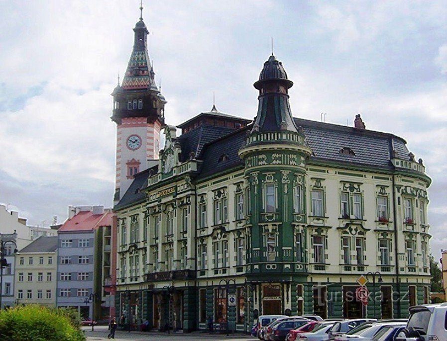 Krnov-novorenesanční budova radnice z let 1901-3 a spořitelny z let 1906-07-Foto:Ulrych Mir.