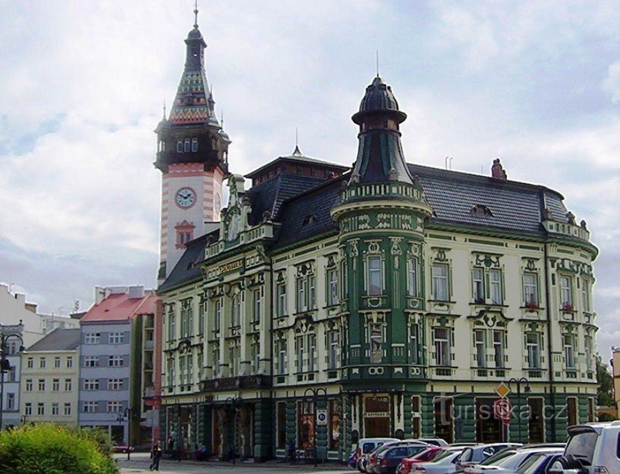 Krnov - Hôtel de ville néo-Renaissance de 1901-3 et caisse d'épargne de 1906-07 - Photo : Ulrych Mir.