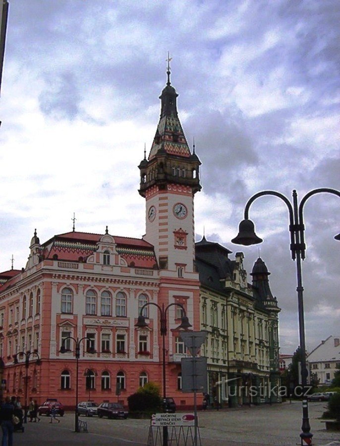 Krnov - Edificio del ayuntamiento neorrenacentista de 1901-3 y caja de ahorros de 1906-07 - Foto: Ulrych Mir.