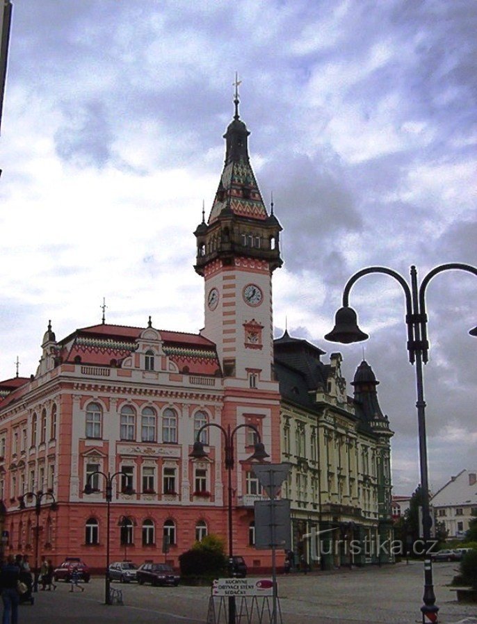 Krnov - Neoreneszánsz városháza épülete 1901-3-ból és takarékpénztár 1906-07-ből - Fotó: Ulrych Mir.