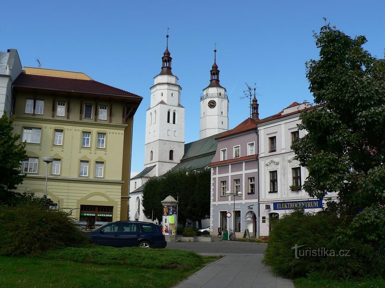 Krnov, uitzicht op de kerk vanaf het plein