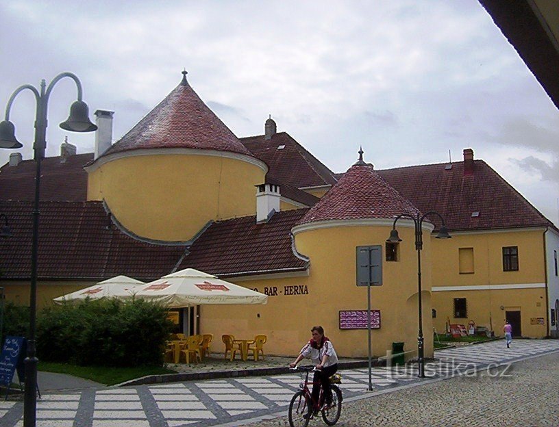 Krnov-zámek-severní část z Hobzíkovy ulice-Foto:Ulrych Mir.