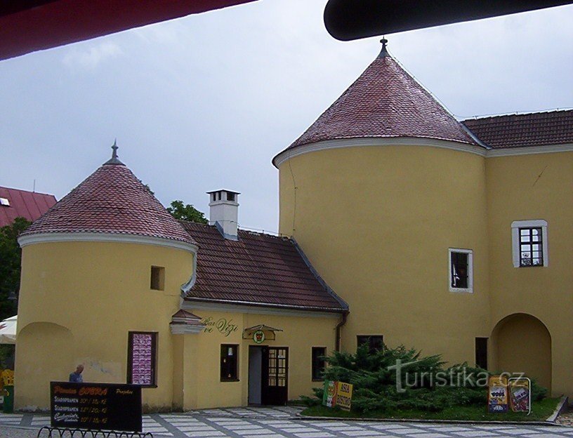 Krnov-kasteel-noordvleugel met een klein en een groot rond bastion vanaf het Kasteelplein
