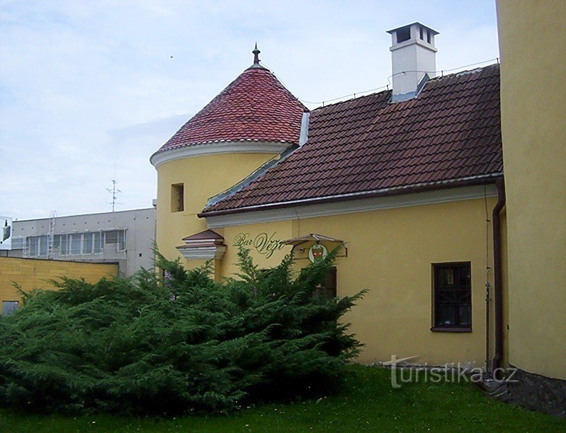 Krnov-lâu đài-cánh phía bắc với một pháo đài nhỏ-Ảnh: Ulrych Mir.